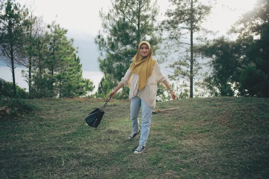 Padu padan warna netral dengan aksen hijau zaitun pada busana harian